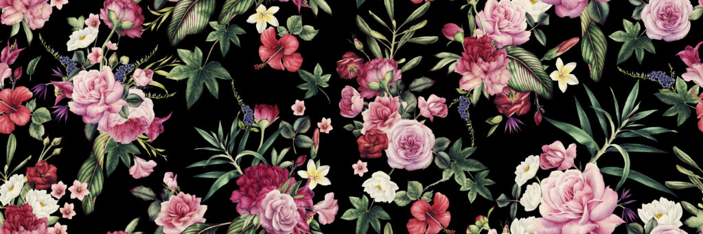 Naadloos botanisch patroon op een zwarte achtergrond met roze rozen, rode hibiscusbloemen en groene bladeren in vintage illustratiestijl.