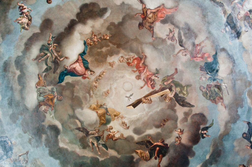 arokke koepelschildering met religieuze figuren die rondom een kruis en duif in de wolken zweven.