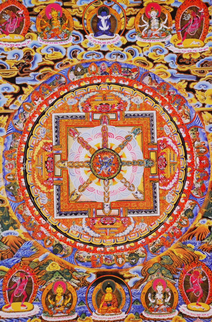 Verticale afbeelding van een complexe Tibetaanse mandala met geometrische vormen en boeddhistische figuren in felle kleuren.